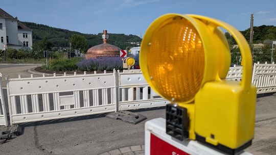 Noch ist das Tor ins Siegerland versperrt. Nicht mehr lange und dann gilt endlich wieder freie Fahrt durch Mudersbach-Niedersche