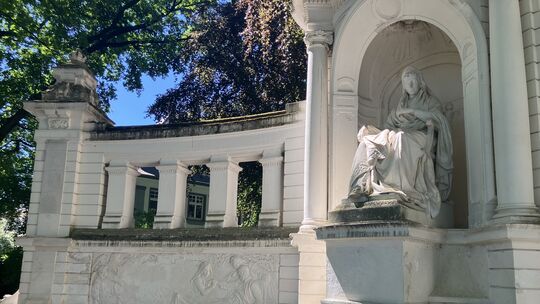 In den Koblenzer Rheinanlagen sitzt seit rund 130 Jahren Kaiserin Augusta – besser gesagt, ein Denkmal von ihr. Sie hat die Rhei
