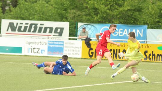 Kommende Saison werden Laubachs Torwart Manuel Kees (rechts) und Jannis Gorges (in Blau) nicht mehr das Nachsehen haben gegen Ma