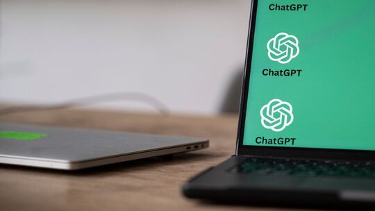 Das KI-Tool ChatGPT auf einem Laptop