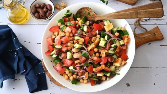 Griechischer Salat mit Halloumi und Pita