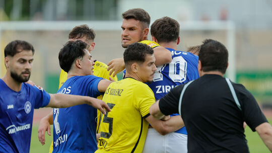 Nach dem 1:0 von Cosmos (in Blau-Weiß) gab es eine Rudelbildung, später noch einmal, Schiedsrichter Athanasios Fasoulas hat vor