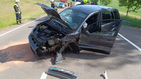 Am Freitag kam es auf der L77 zwischen den Ortslagen Herborn und Veitsrodt zu einem Verkehrsunfall im Begegnungsverkehr zwischen