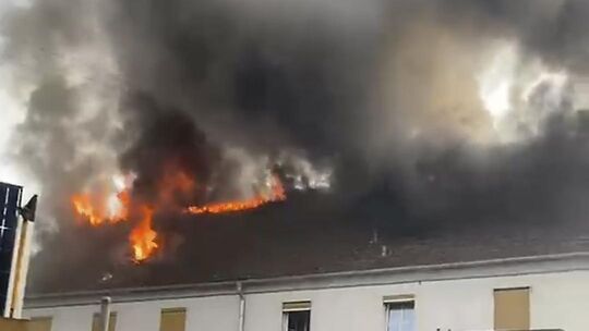 Ein Dachstuhlbrand hat am Freitagabend die Einsatzkräfte in Hoppstädten über mehrere Stunden gefordert.