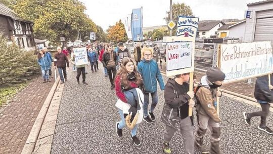 Im Oktober 2022 demonstrierten Naturschützer vor den Werksgeländen der beiden Mineralbrunnen in Schwollen. Nun feiern sie einen