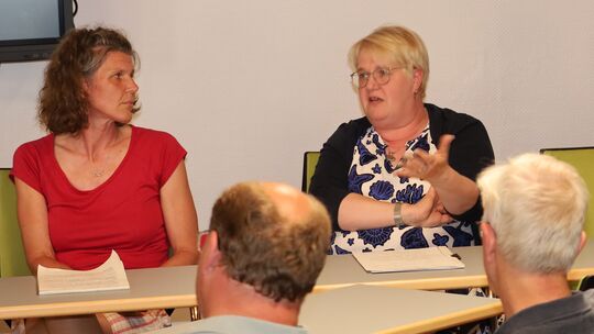Im Gesellschaftsausschuss der Stadt standen die Kita-Leiterinnen Stephanie Engisch (links) und Melanie Roth Rede und Antwort, wi