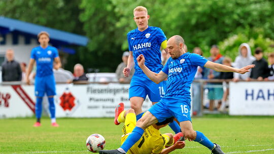 Kevin Ledig (blaues Trikot, links) durfte in seinem letzten Spiel für den FC Emmelshausen-Karbach noch einmal die Kapitänsbinde