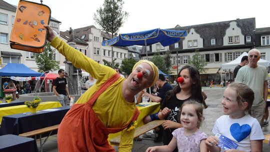 Clown Ritzipoff begeisterte beim Tag der Tulpe des Lions Club bad Kreuznach vor allem die kleinen Besucher. Schließlich standen