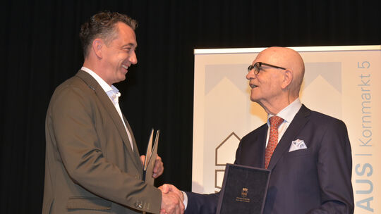 Werner Fuchs (rechts) dankte Oberbürgermeister Emanuel Letz und dem Stadtrat für die Verleihung der Ehrenmedaille der Stadt Bad