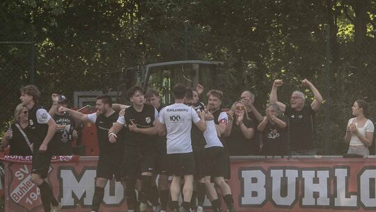 Der Jubel des SV Buhlenberg ist grenzenlos nach dem 2:0-Sieg beim VfL Simmertal. Links dreht Cedric Nikodemus, der Torschütze de