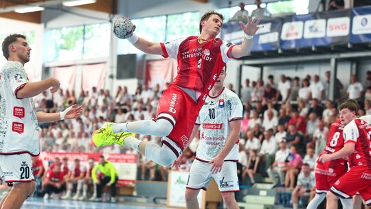 Philip Würz (beim Wurf) und sein TuS Ferndorf spielen auch in der kommenden Saison in der 2. Handball-Bundesliga.
