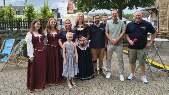 Die beiden Weinprinzessinnen Anne Orthen und Lea Holy, Sandra Seidenfuß mit Weinprinzessin Lotta, Weinkönigin Catharina I. Orthe