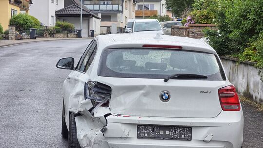 In der Josef-Görres-Straße in Kirn kam es in den Morgenstunden zuner Unfallflucht.
Ein geparkter weißer BMW wurde bei dem Zusam