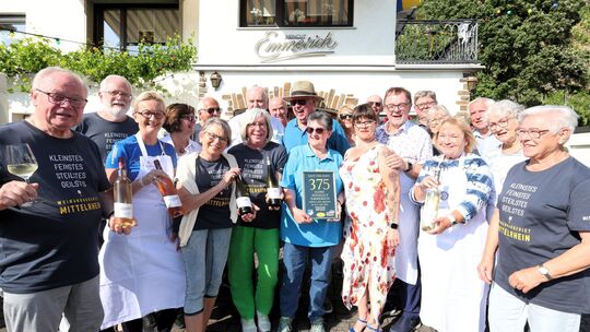 Die Leutesdorfer Winzer Gotthard und Rita Emmerich (Mitte) mit den Mitgliedern des Rotary-Clubs Remagen-Sinzig sowie den Erntehe