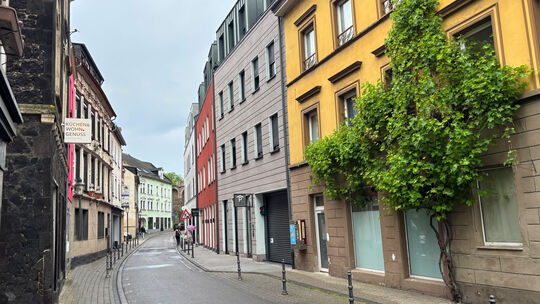 Das rechts im Bild zu sehende Gebäude in der Andernacher Schafbachstraße soll dem Neubau eines Hotels weichen. Das rechts im Bild zu sehende Gebäude in der Andernacher Schafbachstraße soll dem Neubau eines Hotels weichen.