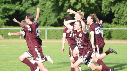 Der Moment des Erfolgs im Elfmeterschießen: Die Spieler des FC Schmittweiler-Callbach laufen jubelnd von der Mittellinie zum Tor