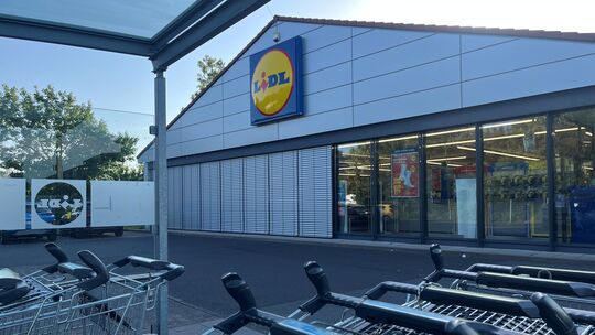 Der Lidl-Markt in Heiligenroth ist in die Jahre gekommen. Das Unternehmen möchte nun neben Kaufland neu bauen.