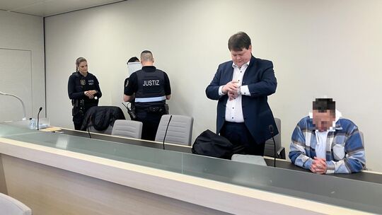 Hohe Haftstrafen fordert die Staatsanwaltschaft für zwei Männer aus Bremen, denen unter anderem Raubüberfälle auf die Tankstelle