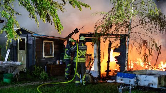 Rund zehn Gartenhütten haben in der Nacht um Sonntag, 31. Mai, in der Freizeitanlage "Im Ried" in Sohren gebrannt.