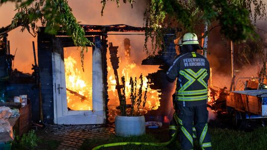 Rund zehn Gartenhütten haben in der Nacht zum Sonntag, 31. Mai, in der Freizeitanlage "Im Ried" in Sohren gebrannt.