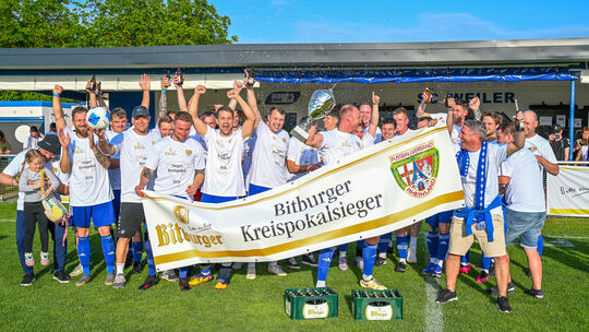 Die SG Morshausen/Beulich/Gondershausen stemmt den Kreispokal 1 in die Höhe. Der A-Klasse-Vizemeister gewann das Finale in Weile