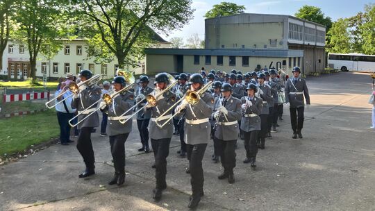 Ausmarsch nach dem Gesprächskonzert zum Großen Zapfenstreich: Das Heeresmusikkorps Koblenz feierte am Wochenende sein 70-jährige