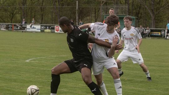 Meister VfR Baumholder (schwarze Trikots) haben die Meisenheimer Mika Maurer (rechts) und Hendrik Hautz mit 5:1 besiegt. Topspie