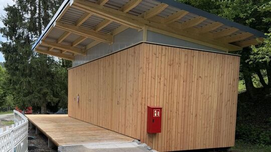 Das Sanitärgebäude im Wildpark Gackenbach wurde im Rahmen des Forschungsprojekts "Re-Use Holzbau" der RPTU aus wiederverwendeten