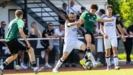 In einem engen Duell um Platz elf behielt der FV Erpel (in Grün) knapp die Oberhand gegen die SG Westerwald Kickers, für die es
