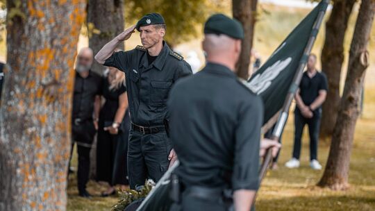GSG-9-Kommandeur Robert Hemmerling und Hunderte seiner Leute erweisen auf dem Friedhof von Großholbach am Grab dem getöteten Kam