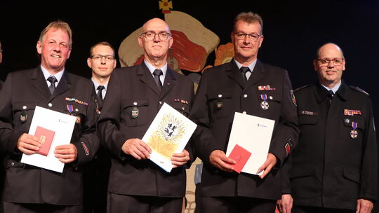 Ehre wem Ehre gebührt. Beim Kommers zum Jubiläum der Feuerwehr Nentershausen verlieh Michael Itzeck (rechts) hohe Auszeichnungen