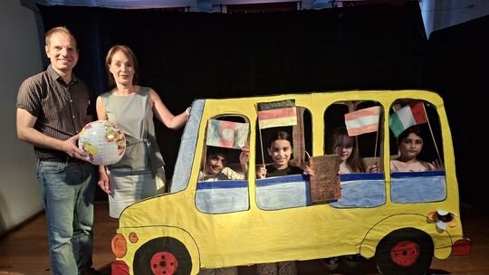 Komponist Michael Brill, Schauspiellehrerin Ursula Borlinghaus und die Schüler der Koblenzer Willi-Graf-Schule sind bereit für d Komponist Michael Brill, Schauspiellehrerin Ursula Borlinghaus und die Schüler der Koblenzer Willi-Graf-Schule sind bereit für d
