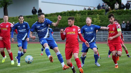 Die Fußballer des TuS Mayen (in Rot, hier im Spiel gegen den HSV Neuwied) haben zwar das erste Spiel der Aufstiegsrunde in Schwe