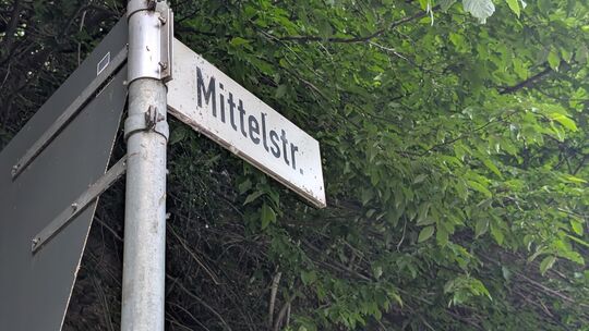 Die Mittelstraße ist, so wie etwa "In den Schinden", eine beliebte inoffizielle Umgehungsstraße in Zeiten der Vollsperrung der B
