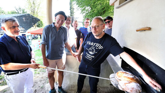 Ofenbauer Boris Fier (Mitte) hat den neuen Heimbach-Weiser Backes mit Pfarrer Peter Dörrenbächer (links) und Mario Fergen (recht