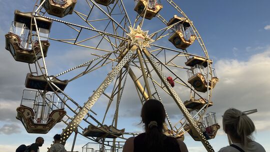 Das Riesenrad war beim Zwiebelmarkt im Jahr 2025 eine der Hauptattraktionen im Kurpark. Nun soll die Kirmesfläche auf den Parkpl