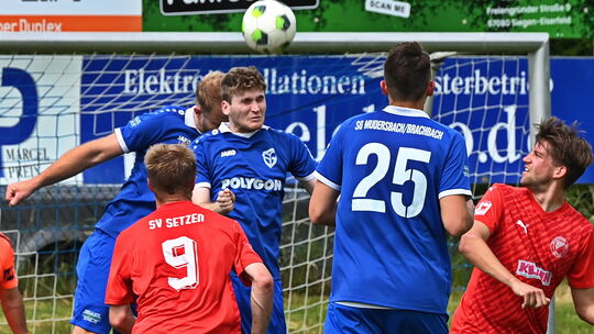 Den Kampfgeist konnte man der SG Mudersbach/Brachbach (in Blau) gegen den SV Setzen (in Rot) nicht absprechen.
