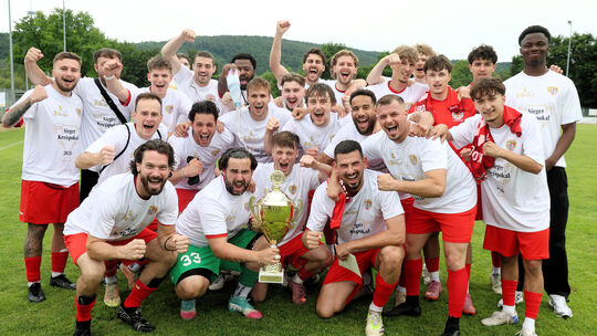 Freude pur bei Rot-Weiss Koblenz II: Im A/B-Kreispokalfinale setzte sich die Elf von Trainer Niklas Hunold mit 3:0 gegen die SG