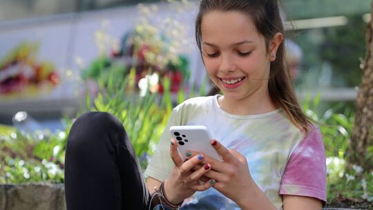 Ein Mädchen nutzt ein Smartphone Ein Mädchen nutzt ein Smartphone