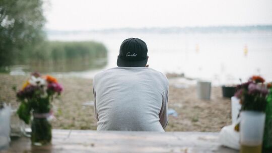 Ein Mann blickt auf den Wannsee