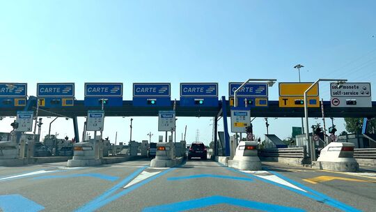 Mautstelle auf italienischer Autobahn Mautstelle auf italienischer Autobahn