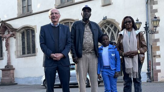 Pfarrer Michael Kneib und Vater Mohammed Gutale, seine Tochter Salma und Salmas Patientenbetreuerin Mary Wanjiku Ndirangu vor de Pfarrer Michael Kneib und Vater Mohammed Gutale, seine Tochter Salma und Salmas Patientenbetreuerin Mary Wanjiku Ndirangu vor de