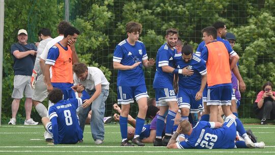 Enthusiastisch feiern die Spieler des FSV Bretzenheim den 6:3-Erfolg im zweiten Aufstiegsspiel. Enthusiastisch feiern die Spieler des FSV Bretzenheim den 6:3-Erfolg im zweiten Aufstiegsspiel.