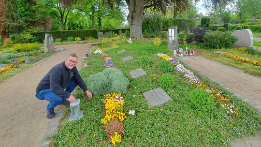 Dirk Ternes ist einer von zwei Gärtnern, die sich auf dem Hauptfriedhof in Mayen um den Memoriamgarten kümmern.