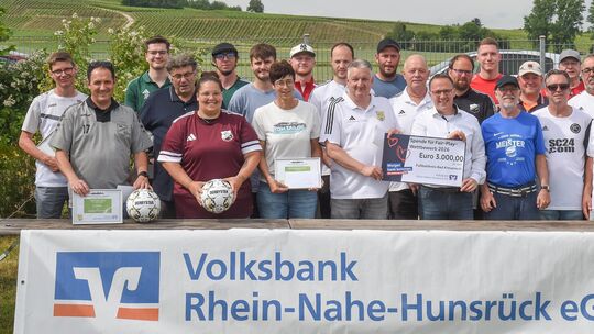 3000 Euro ist der Volksbank Rhein-Nahe-Hunsrück die Auszeichnung der fairsten Teams der Region wert, deren Vertreter sich in Bre