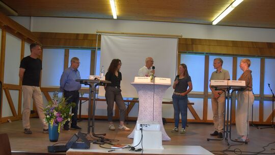 Thomas Schwab (links) und Klaus Birker (Mitte) von der egom moderierten die Podiumsdiskussion mit lokalen Akteuren aus Landwirts