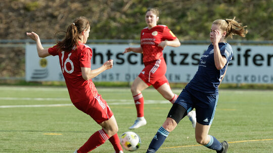 Vollen Einsatz mussten die Fußballerinnen des FC Urbar (hier Isabell Fulisch mit der Nr. 16 im Spiel gegen Montabaur) geben, um