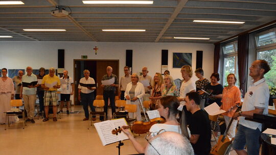 An der Probe des Chor Capriccio beteiligte sich auch Denis Wittberg (rechts).