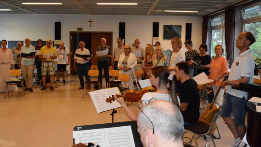 An der Probe des Chor Capriccio beteiligte sich auch Denis Wittberg (rechts).