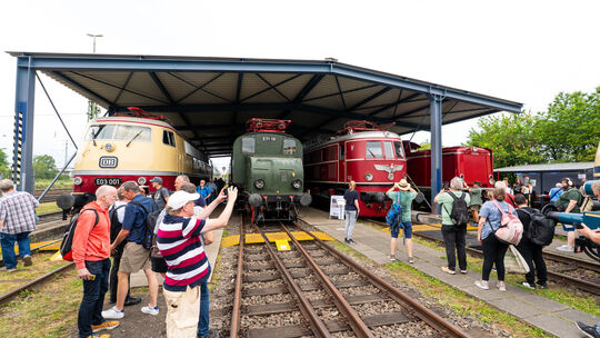 Anlässlich des Jubiläumsfestes des DB-Museums wurden insgesamt rund 100 ausgestellte Fahrzeuge präsentiert, die Eisenbahnfans un